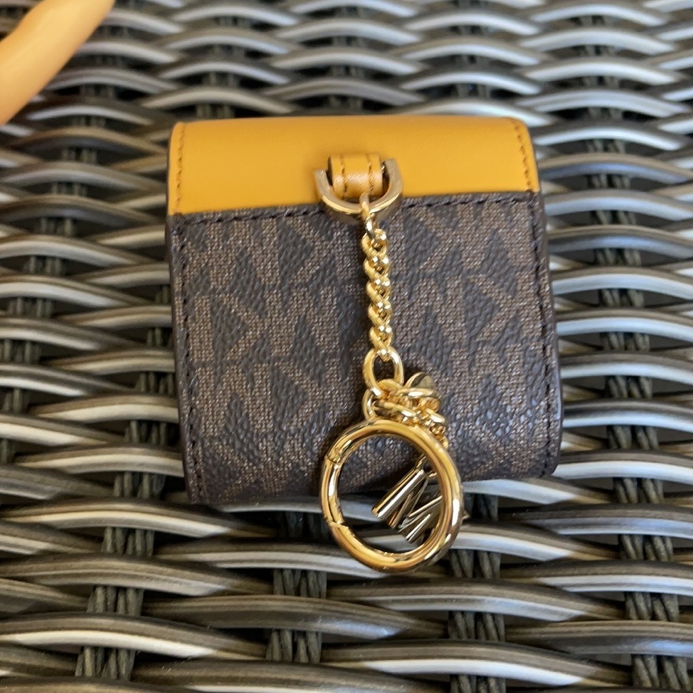 Michael Kors Jet Set Travel AirPod Case - Picture 11 of 16